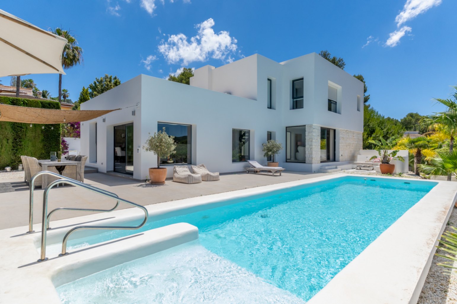 Piscina y terraza
