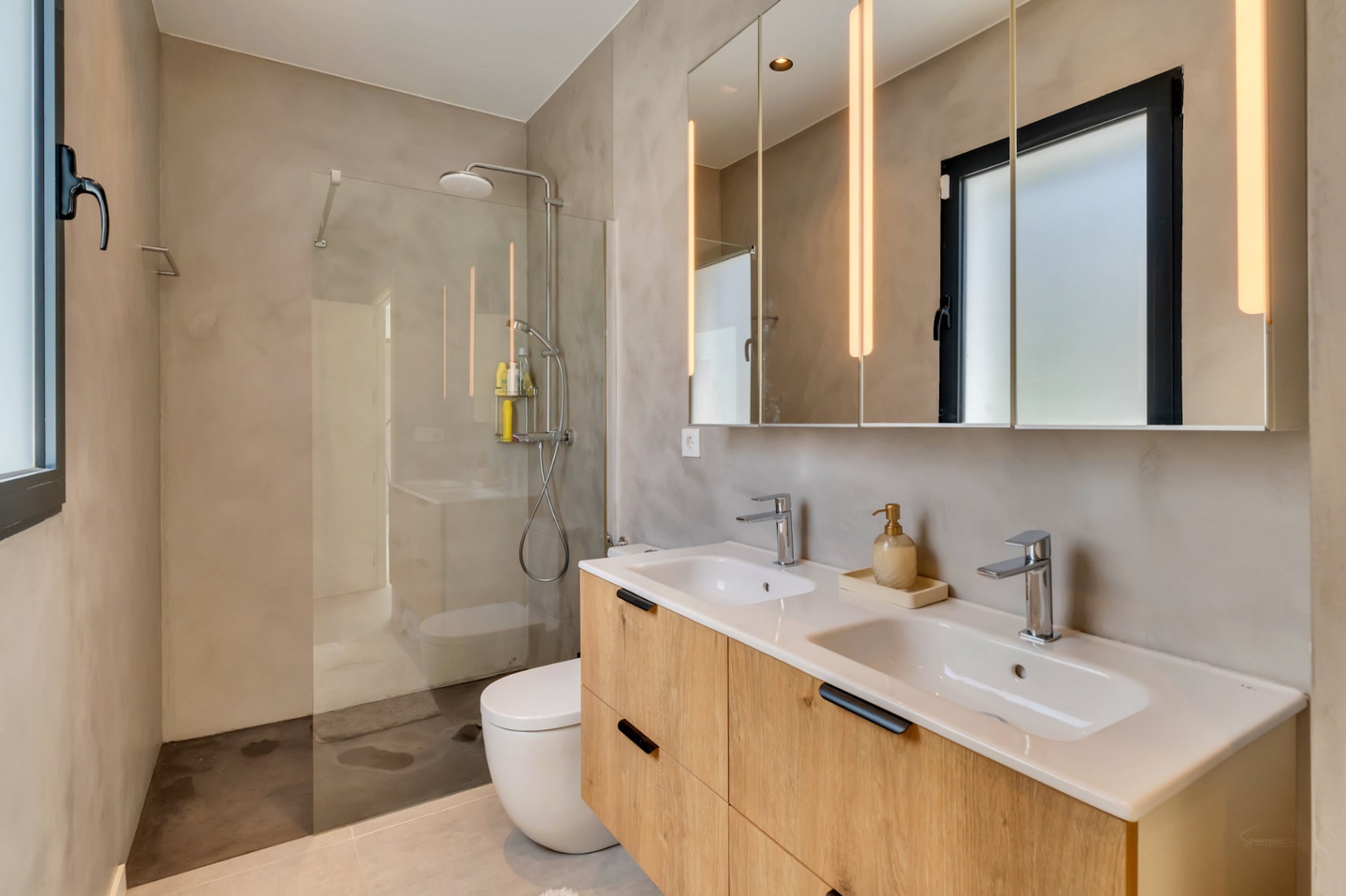 Cuarto de baño con ducha