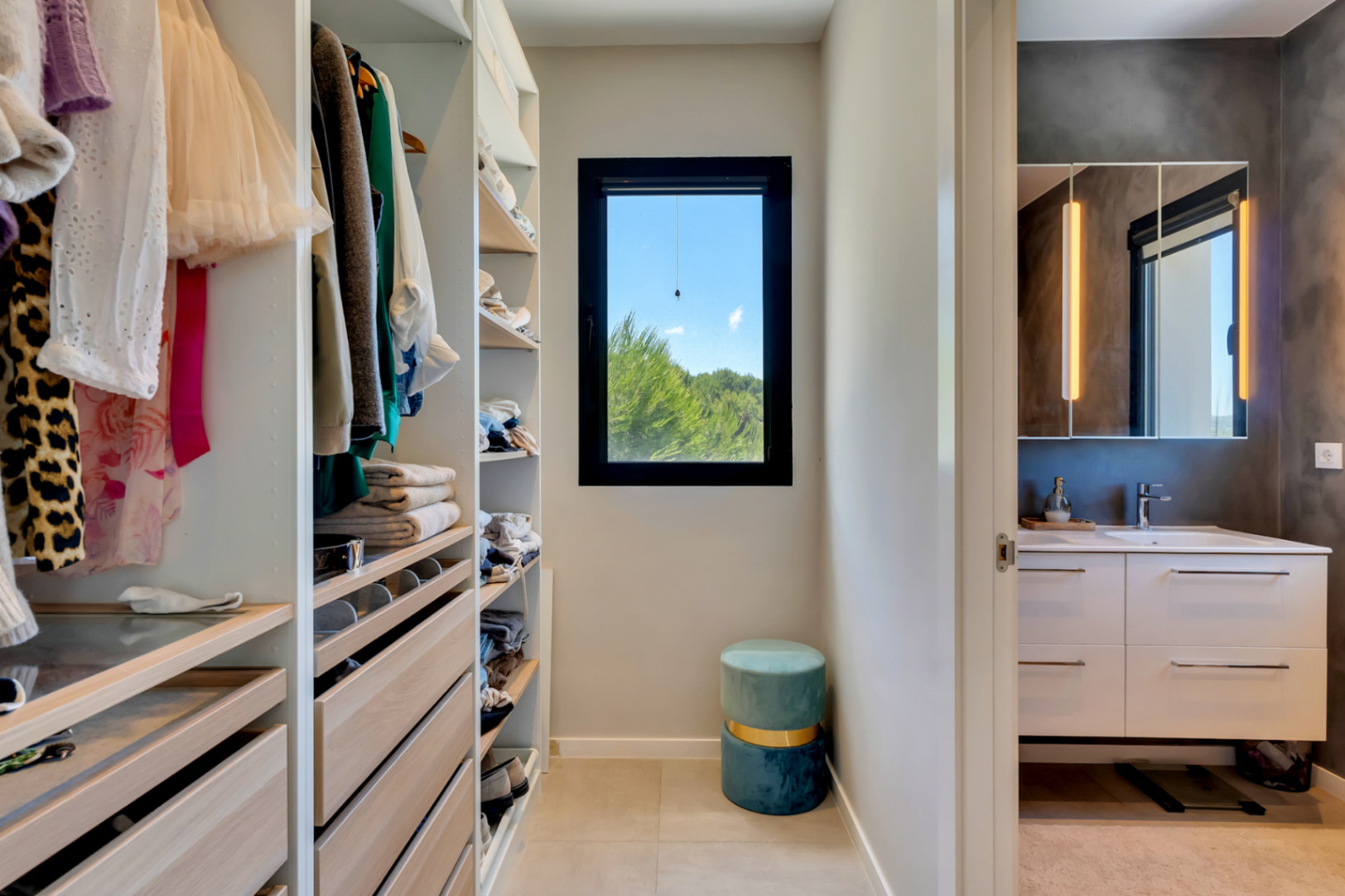 Vestidor y baño en suite