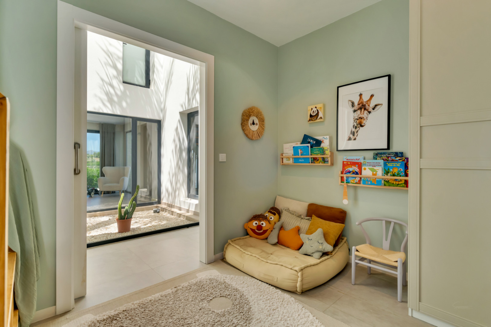 Dormitorio infantil con patio