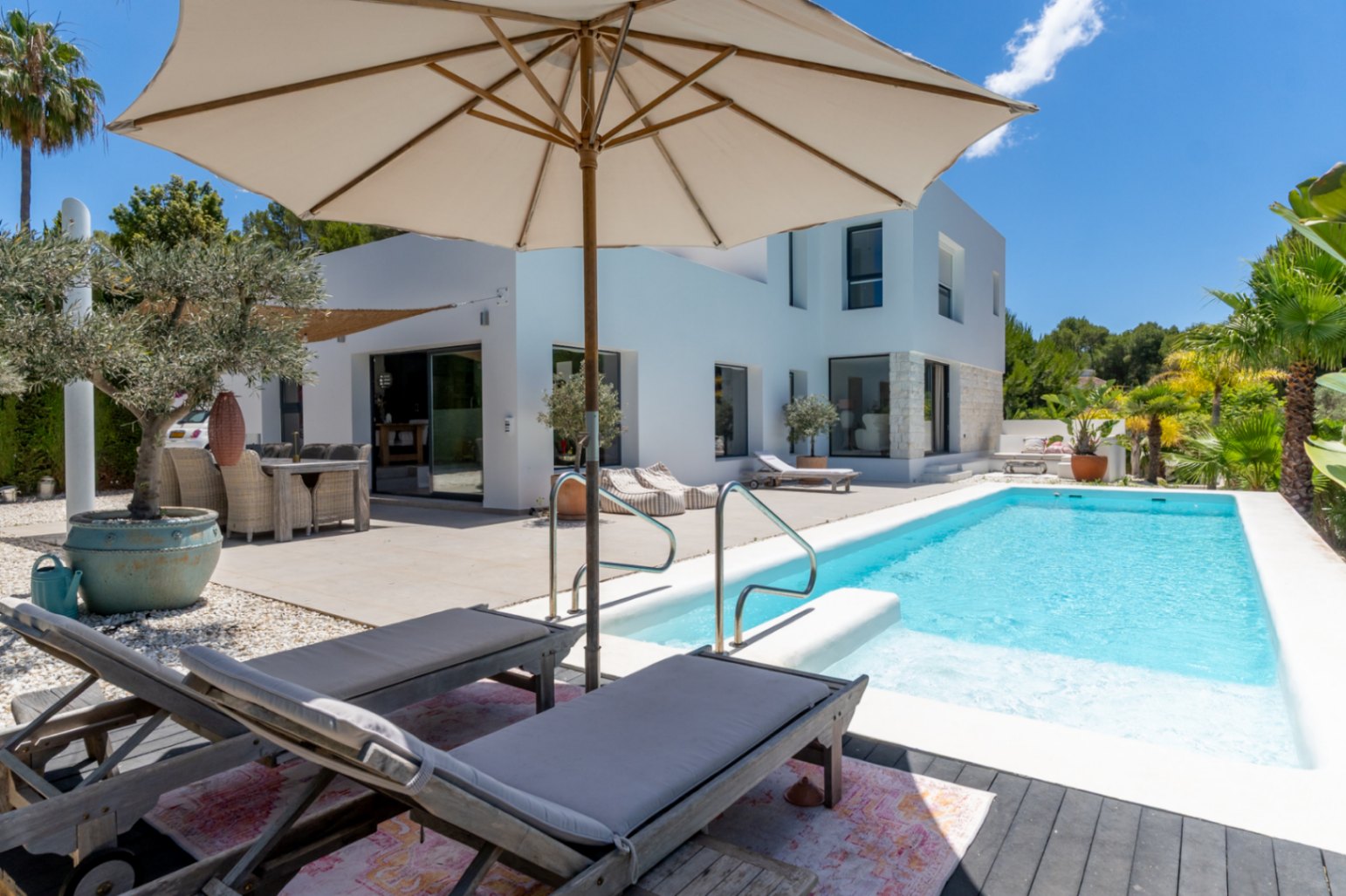 Piscina y terraza exterior