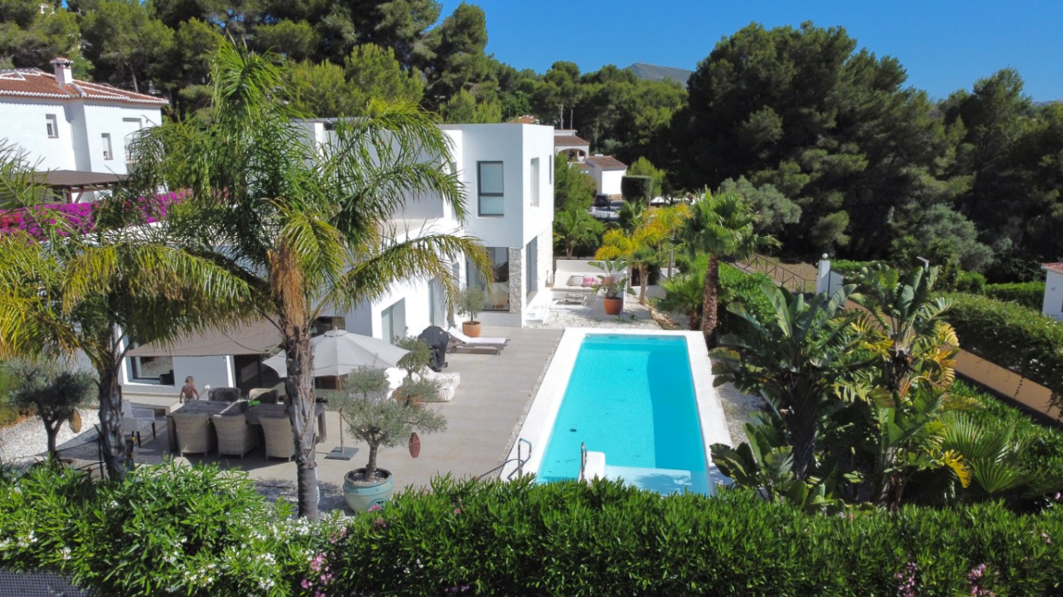 Exterior con terraza y piscina