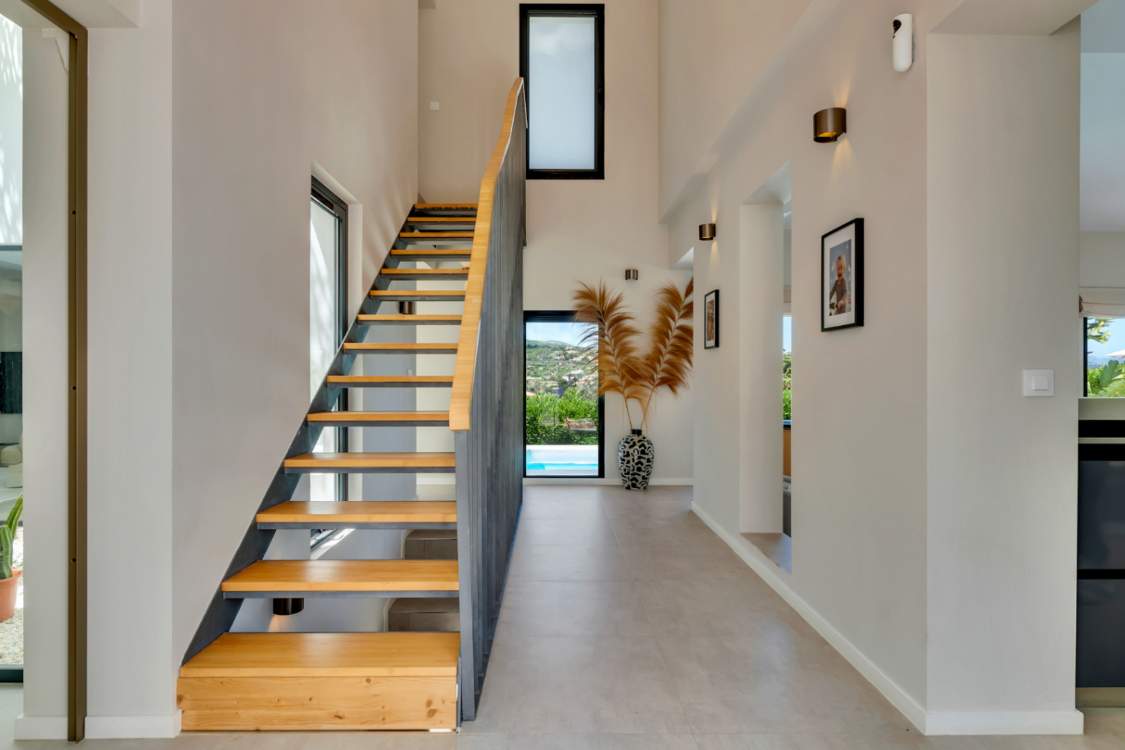Vestíbulo con escalera