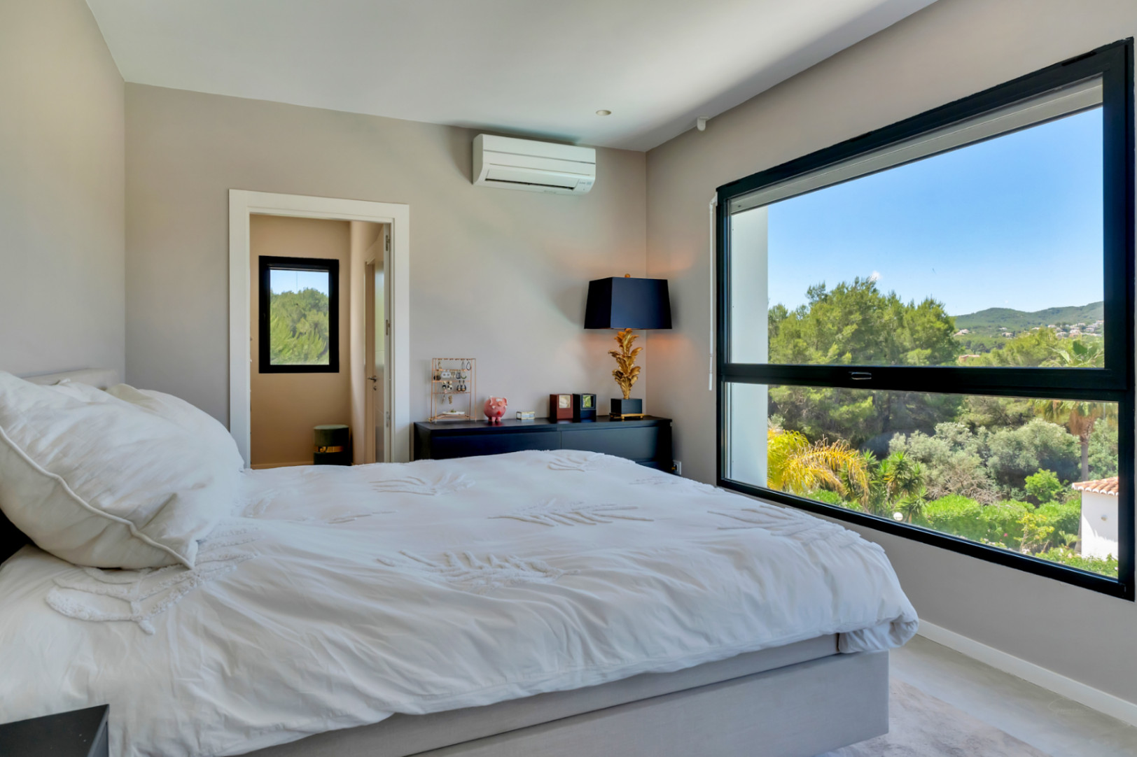 Dormitorio con vistas