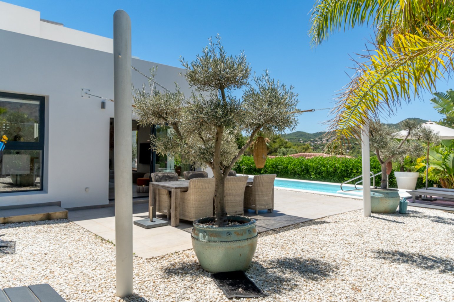 Terraza exterior y piscina