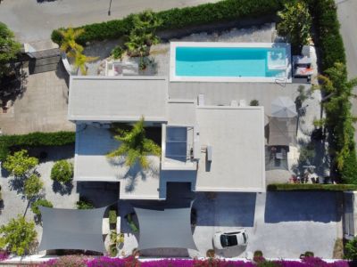 Vista aérea de villa y piscina