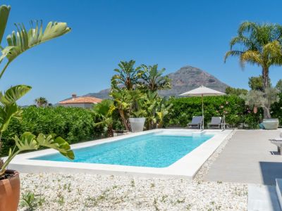 Piscina con vistas a la montaña
