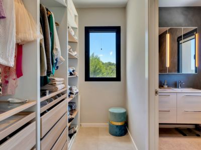Vestidor y baño en suite