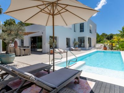 Piscina y terraza exterior