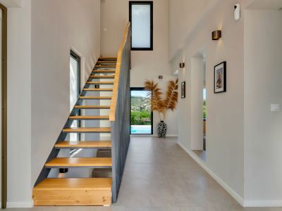 Vestíbulo con escalera