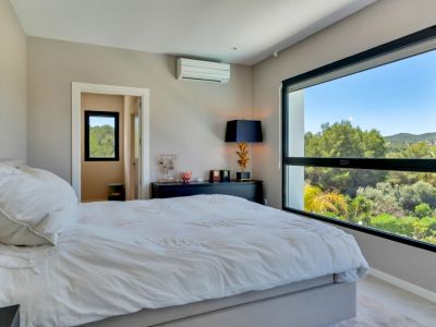 Dormitorio con vistas