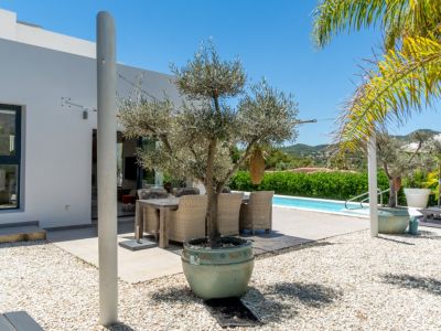 Terraza exterior y piscina