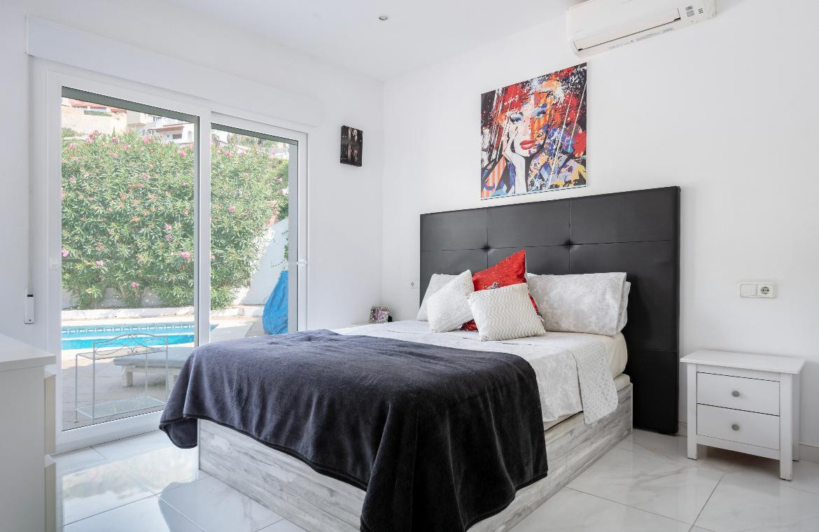 Dormitorio con acceso a la piscina
