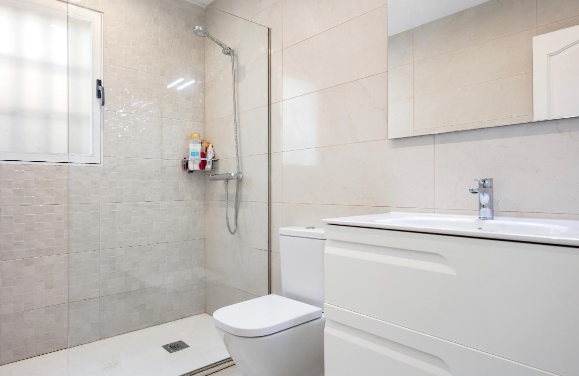 Cuarto de baño con ducha