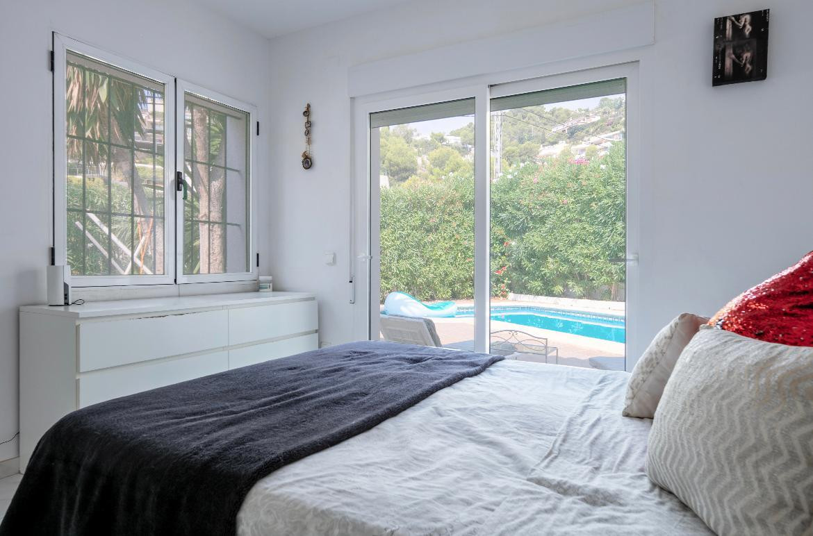 Dormitorio con acceso a la piscina
