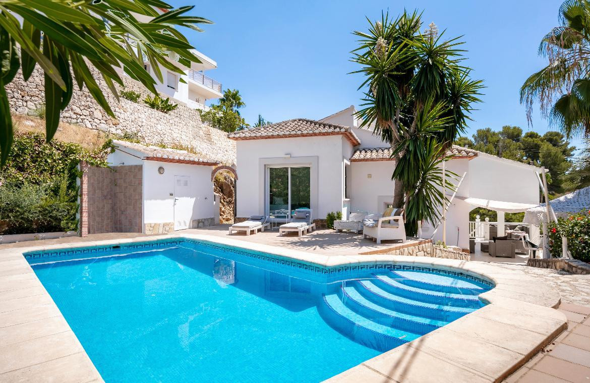 Piscina y terraza exterior