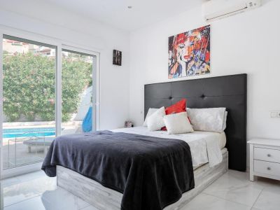 Dormitorio con acceso a la piscina