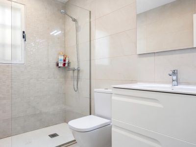 Cuarto de baño con ducha