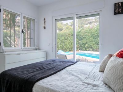 Dormitorio con acceso a la piscina