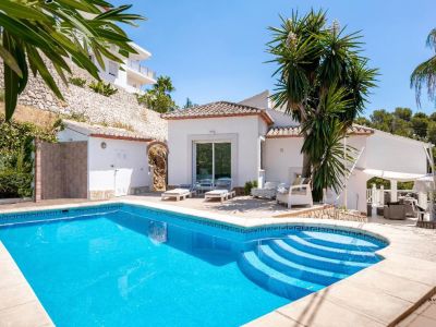 Piscina y terraza exterior