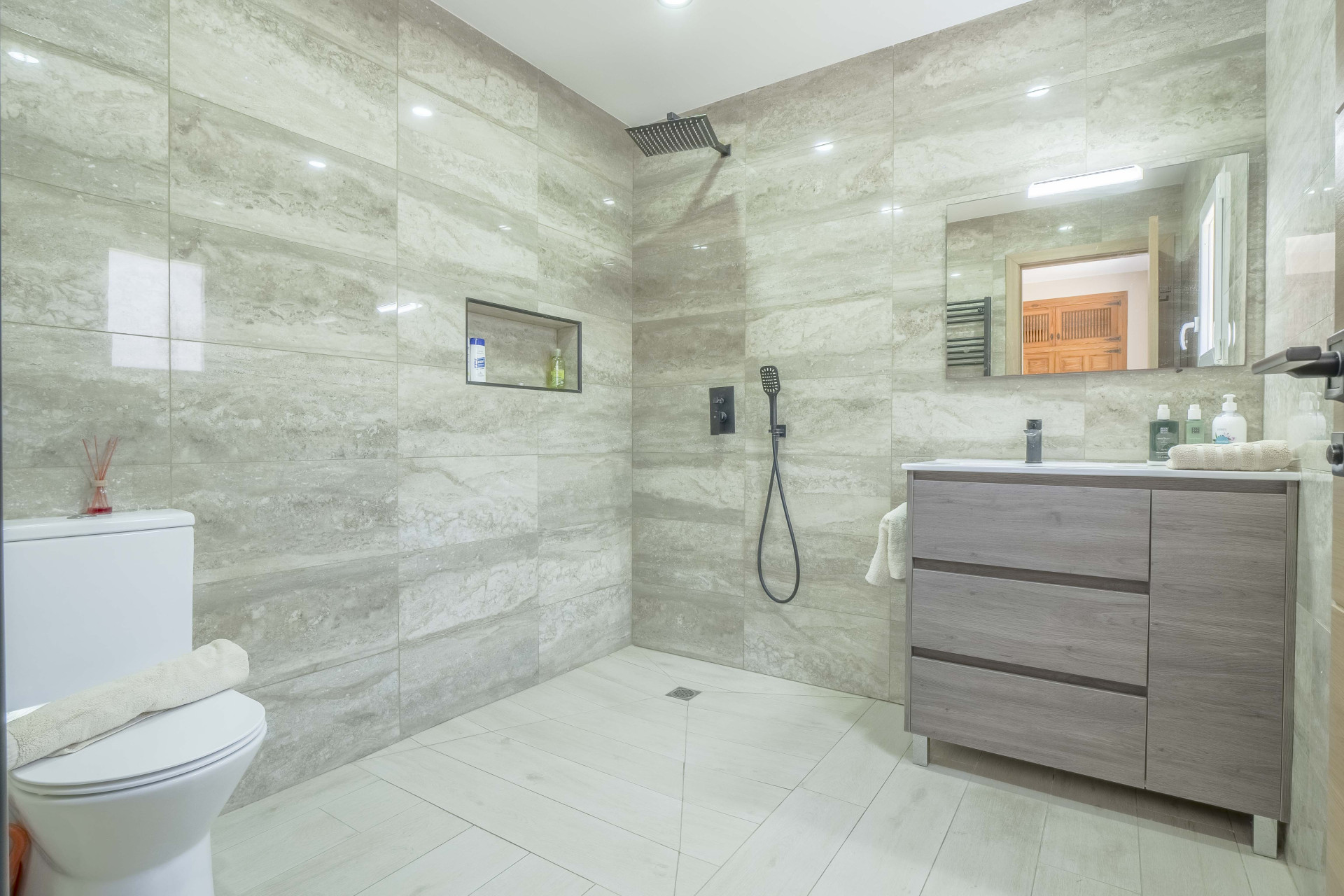 Cuarto de baño con ducha