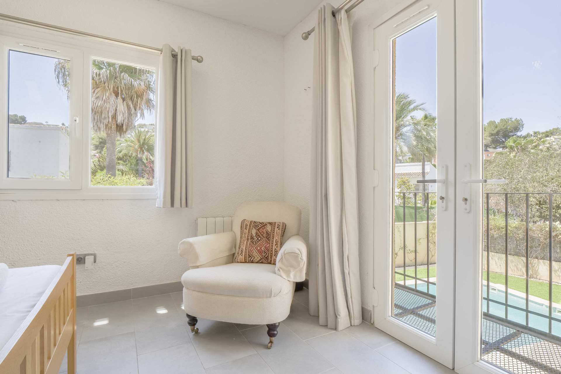 Dormitorio con vistas a la piscina