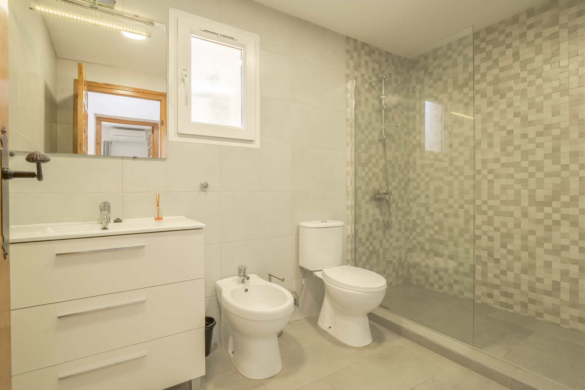Cuarto de baño con ducha