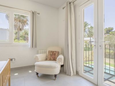 Dormitorio con vistas a la piscina
