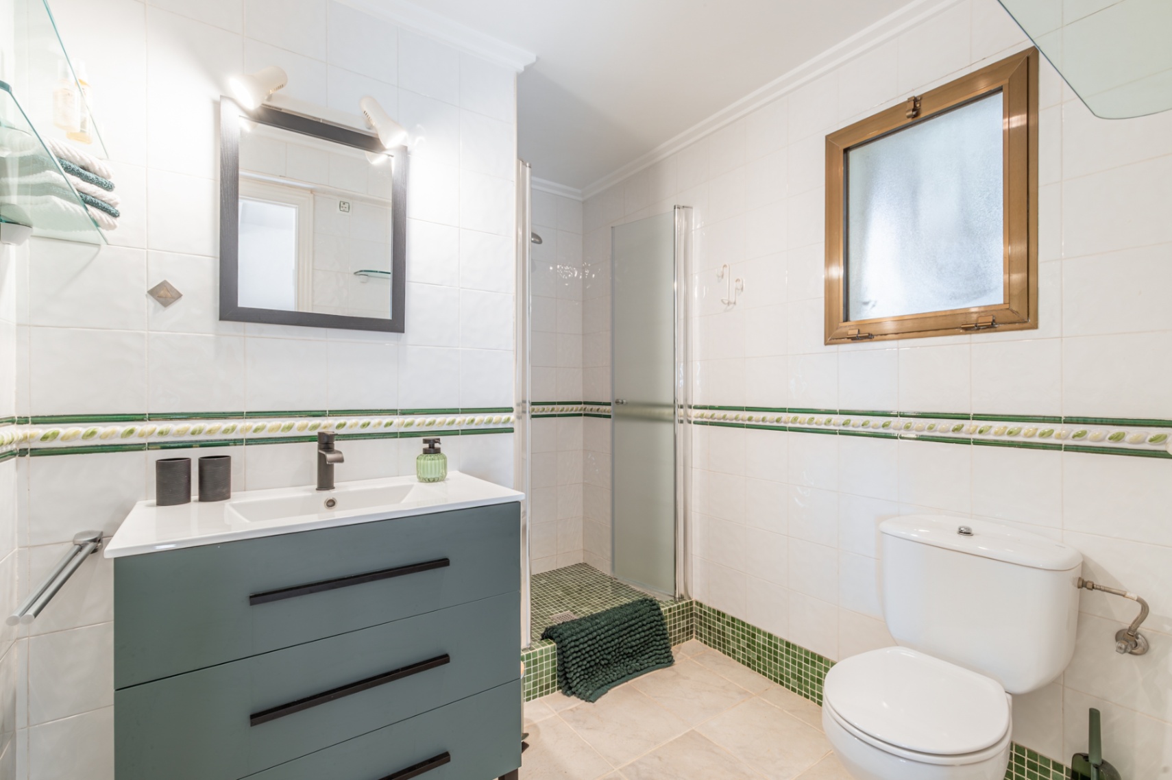 Cuarto de baño con ducha