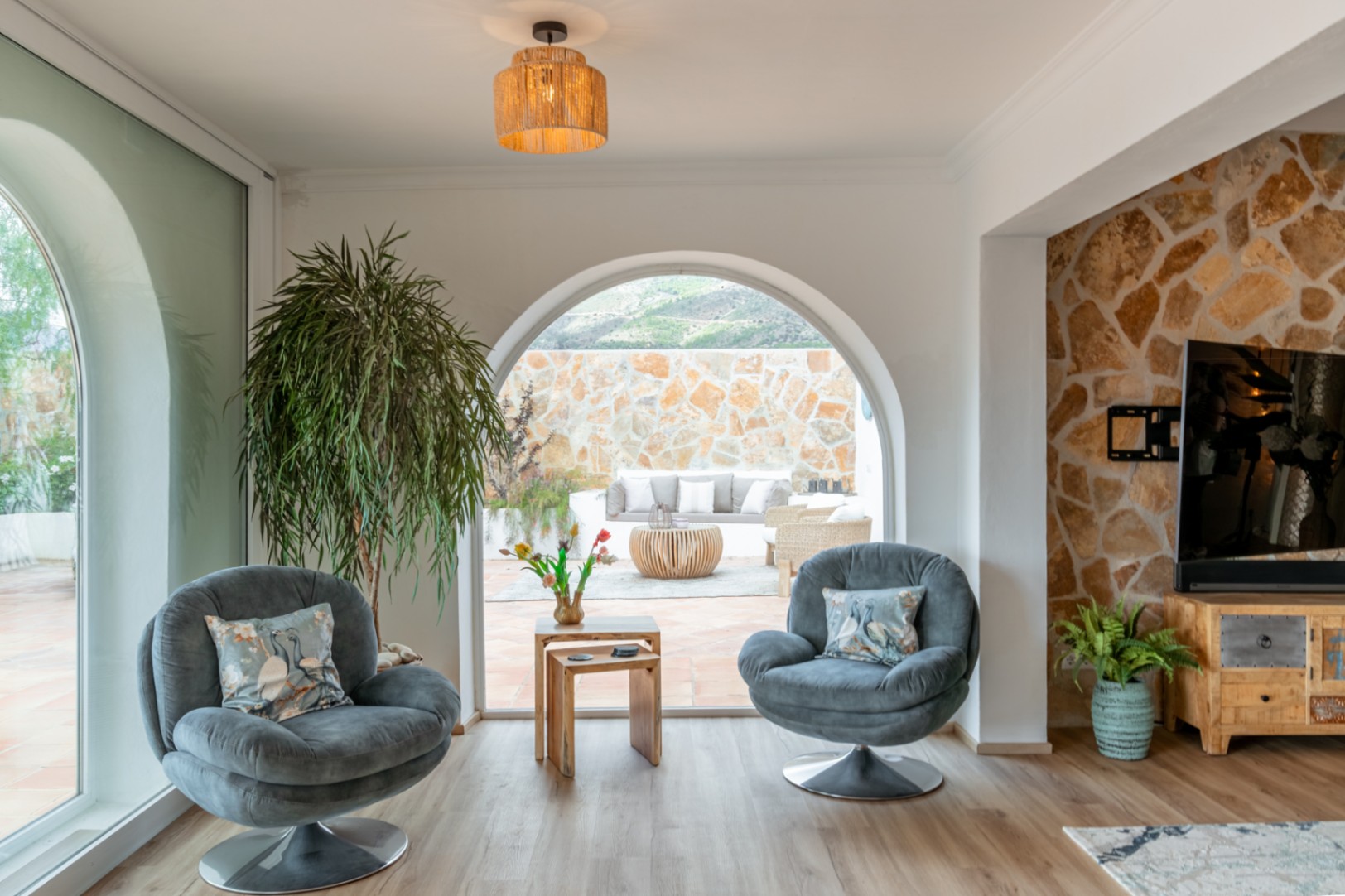 Salón con ventanal en arco