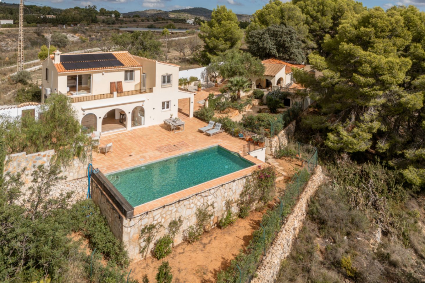 Exterior de la villa con piscina