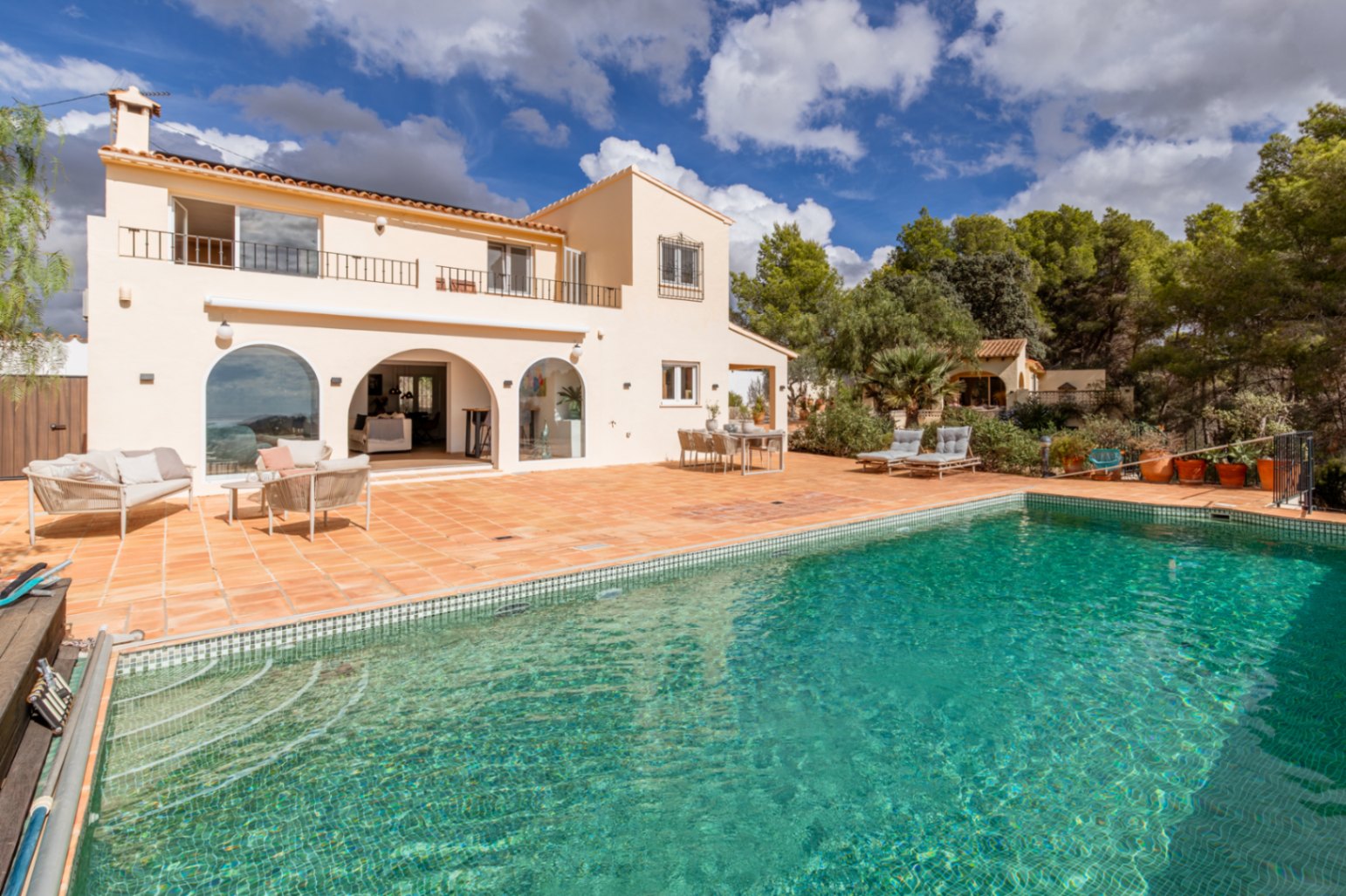Piscina y terraza