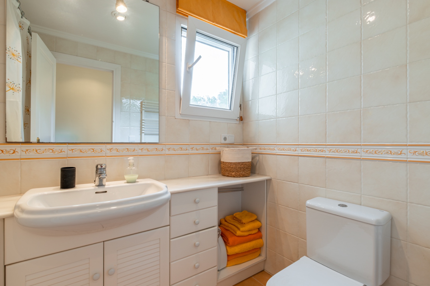 Cuarto de baño con ventana
