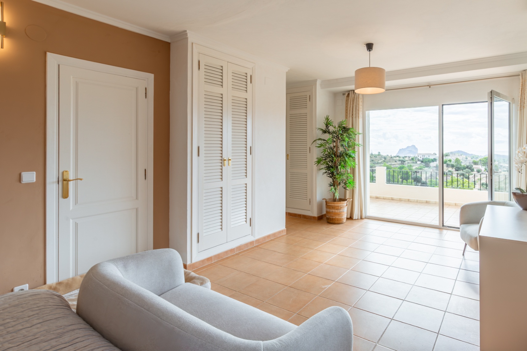 Dormitorio con acceso a terraza