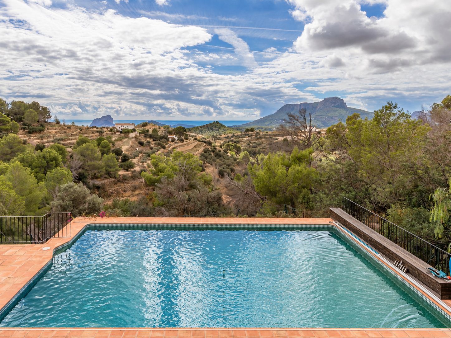 Piscina con vistas al mar