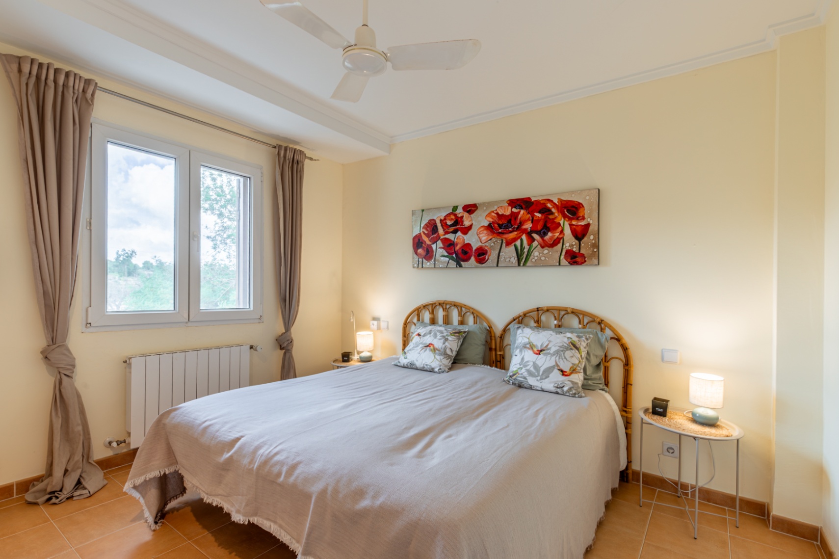 Dormitorio con ventana