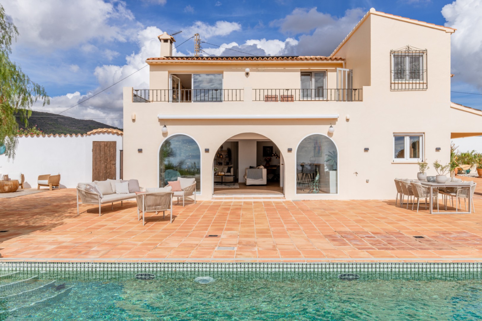 Terraza y piscina