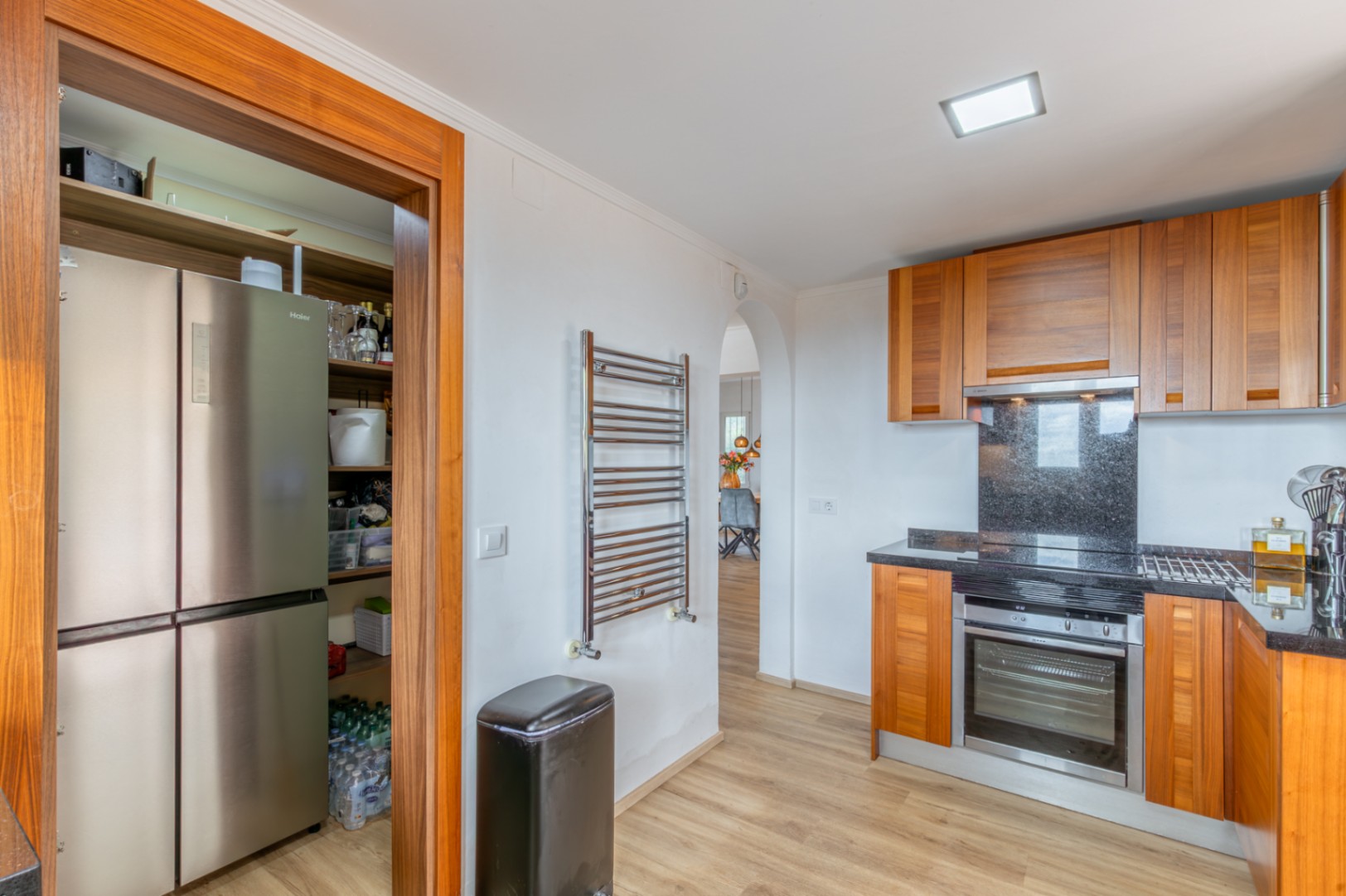 Cocina con despensa