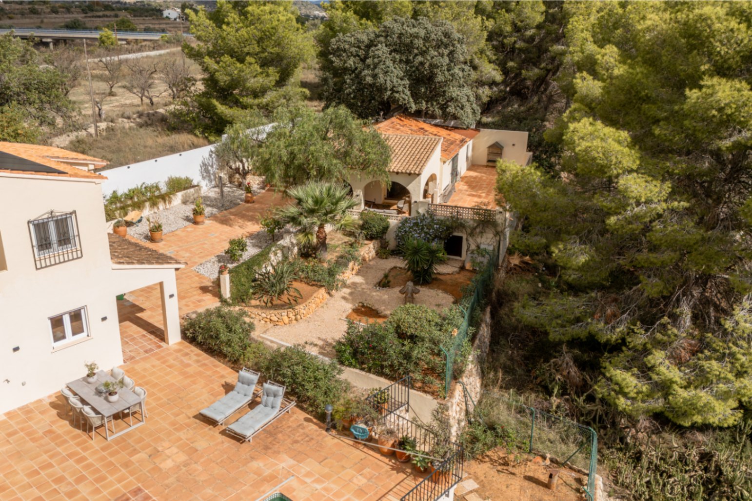Jardín y casa de invitados
