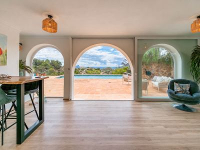 Salón con vistas a la piscina