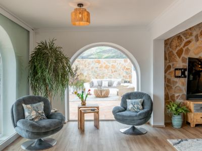 Salón con ventanal en arco