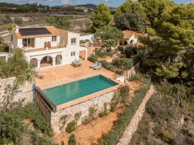 Exterior de la villa con piscina
