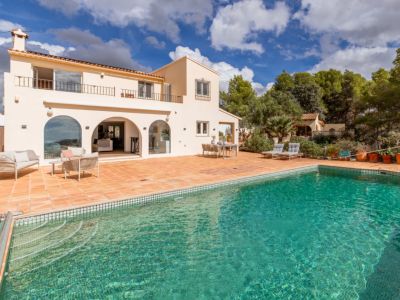 Piscina y terraza