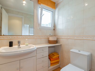 Cuarto de baño con ventana