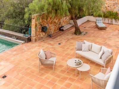 Terraza junto a la piscina
