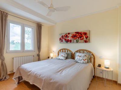 Dormitorio con ventana