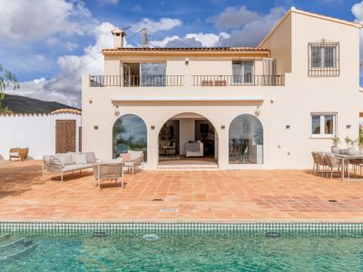 Terraza y piscina