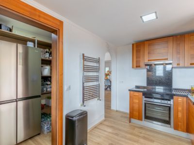 Cocina con despensa