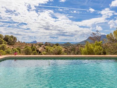 Piscina con vistas al mar