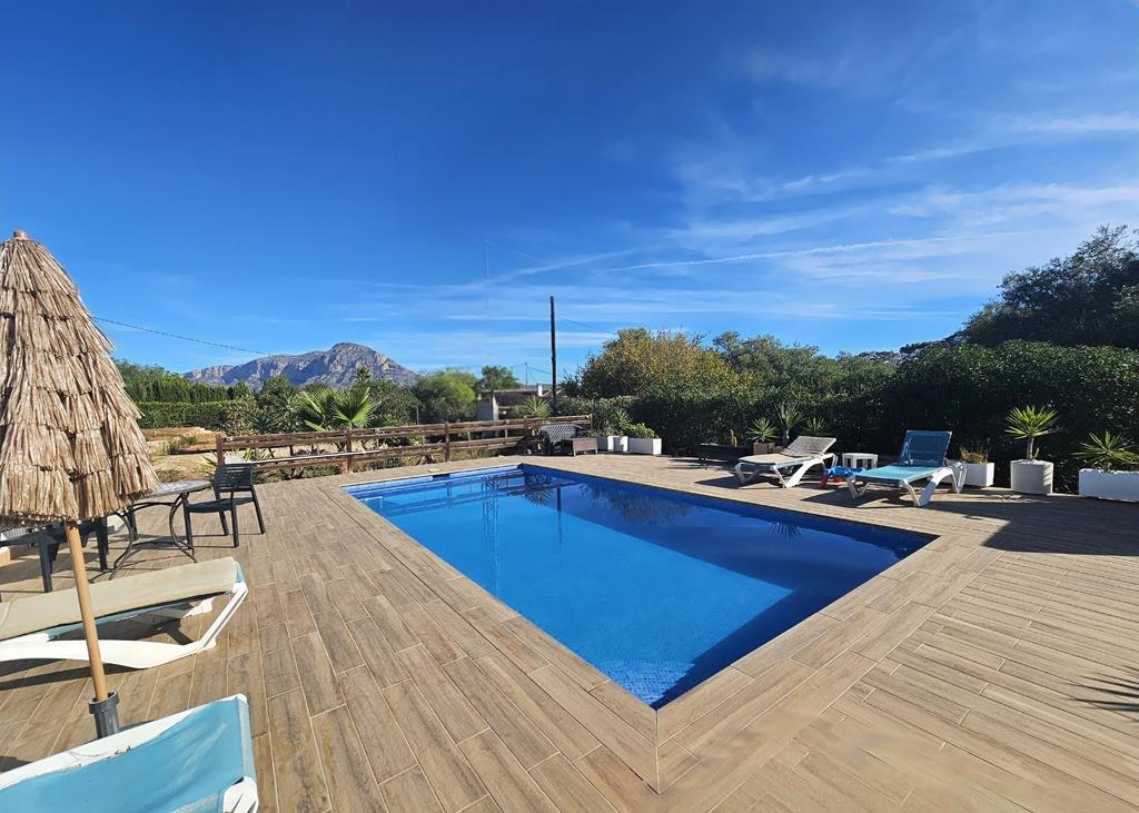 Piscina y terraza